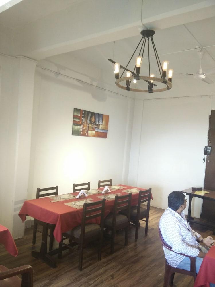 Hotel, Colaba 2* Bombaj