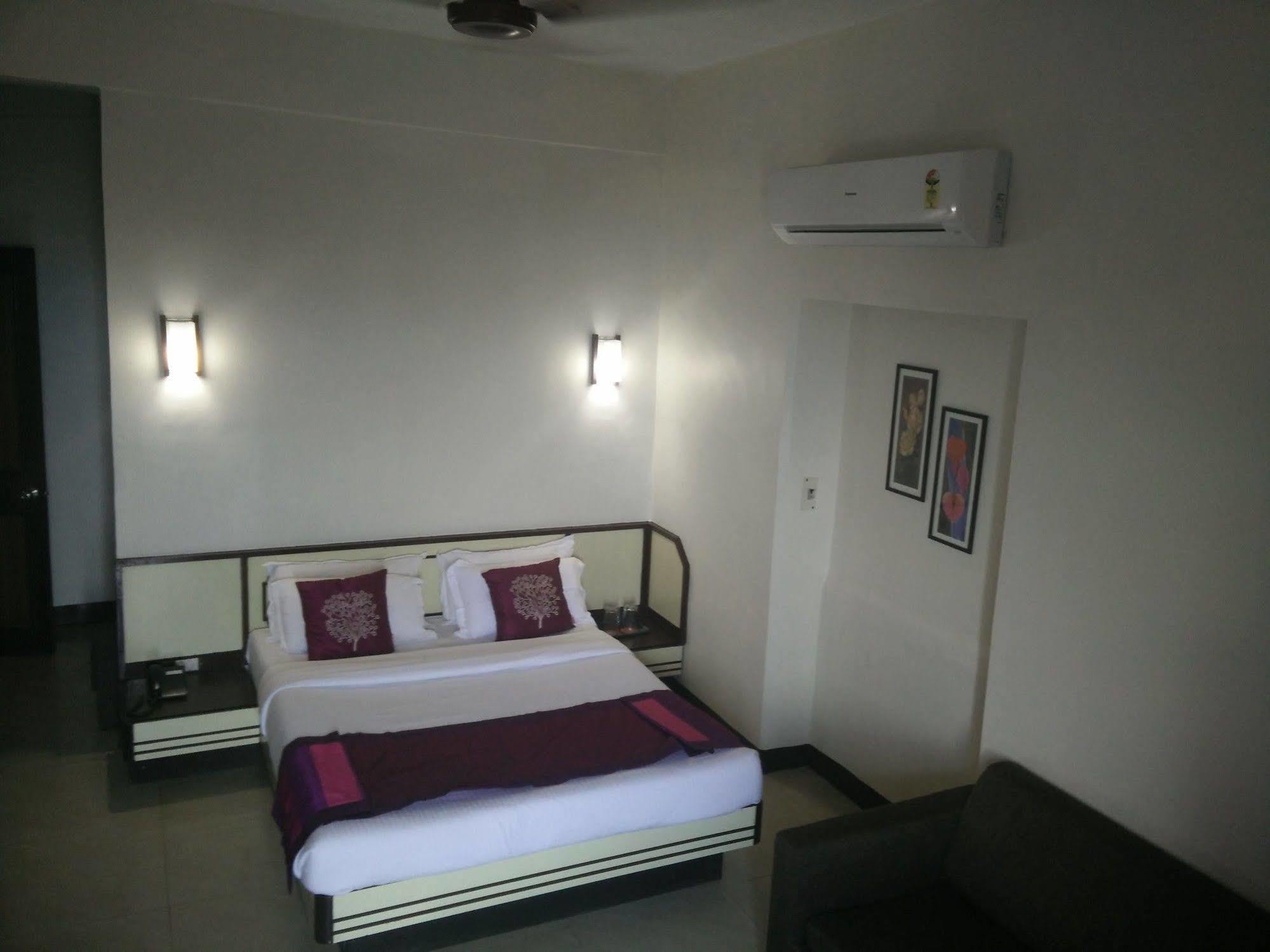 Hotel, Colaba Hotel 2*